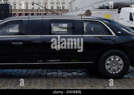 Die Silhouette von US-Präsident Joe Biden ist im Cadillac auf dem Weg zum Präsidentenpalast in Warschau zu sehen. Einen Tag nach seinem geheimen Besuch in Kiew besuchte Präsident Biden die Hauptstadt von Polen vor dem einjährigen Jahrestag der russischen Invasion der Ukraine und hielt eine große Rede vor der polnischen Nation in den Gärten der Königlichen Burg in Warschau. ìI kann berichten: Kiew ist stark. Kiew ist stolz. Er steht hoch und, was am wichtigsten ist, frei.î, Joe Biden bemerkte den Beifall von 30.000 Zuschauern, die polnische, amerikanische und ukrainische Flaggen schwingen. (Foto: Attila Husejnow/SOPA Image Stockfoto