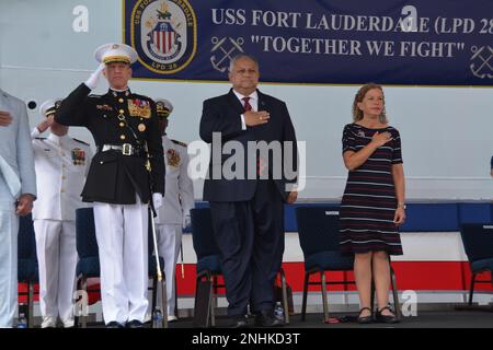 FORT LAUDERDALE, Florida (30. Juli 2022) Florida Kongressabgeordnete Debbie Wasserman Schultz (links), Marineminister der ehrenwerte Carlos Del Toro (Mitte) und stellvertretender Marinekorps-General Eric M. Smith grüßen den Farbenwächter während der USS Fort Lauderdale (LPD 28)-Zeremonie. LPD 28 ist das Amphibienlandeschiff der San Antonio-Klasse aus dem Jahr 12., das die Flotte betreten soll und das erste nach der Stadt Fort Lauderdale benannt wurde. Stockfoto