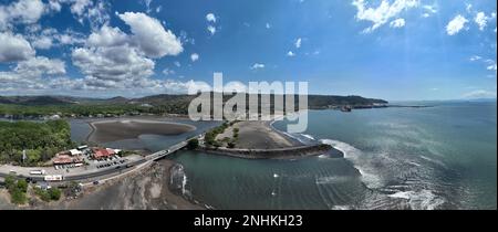 Blick aus der Vogelperspektive auf Puerto Caldera in Costa Rica mit dem Strand Stockfoto