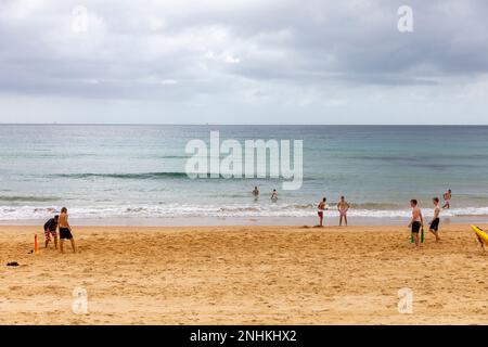 Australische Teenager Jungen junge Männer spielen Beach Cricket am Manly Beach, Sommer 2023, Sydney, NSW, Australien Stockfoto