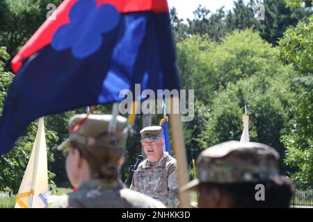 General Darrell Guthrie, kommandierender General, 88. Bereitschaftsabteilung, spricht über seine 37-jährige Dienstzeit während seiner Zeremonie zum Kommandowechsel im Veterans Memorial Park, Fort McCoy, Wisconsin, Juli 30. 2022. Stockfoto