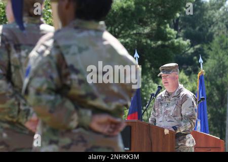General Darrell Guthrie, kommandierender General, 88. Readiness Division, spricht über seine 37 Jahre im Dienst bei der Zeremonie zum Kommandowechsel im Veterans Park Memorial, Fort McCoy, Wisconsin, am 30. Juli 2022. Stockfoto