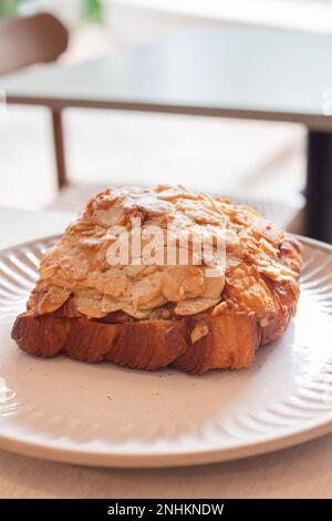 Frisch gebackene französische Croissants werden im Café serviert, Stockfoto Stockfoto