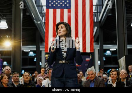 Urbandale, Usa. 20. Februar 2023. Nikki Haley, ehemalige UN-Botschafterin, spricht vor der Menge in ihrem Rathaus in Urbandale, nachdem sie ihre Kandidatur für das Amt des Präsidenten der Vereinigten Staaten angekündigt hatte. Kredit: SOPA Images Limited/Alamy Live News Stockfoto