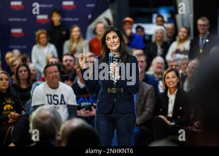 Urbandale, Usa. 20. Februar 2023. Nikki Haley, ehemalige UN-Botschafterin, spricht vor der Menge in ihrem Rathaus in Urbandale, nachdem sie ihre Kandidatur für das Amt des Präsidenten der Vereinigten Staaten angekündigt hatte. Kredit: SOPA Images Limited/Alamy Live News Stockfoto