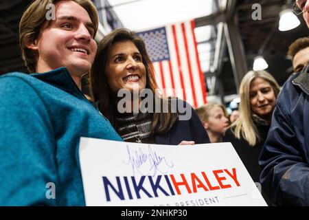 Urbandale, Usa. 20. Februar 2023. Die ehemalige UN-Botschafterin Nikki Haley posiert für ein Foto mit einer Unterstützerin, nachdem sie ihre Kandidatur für das Amt des Präsidenten der Vereinigten Staaten angekündigt hat. Kredit: SOPA Images Limited/Alamy Live News Stockfoto