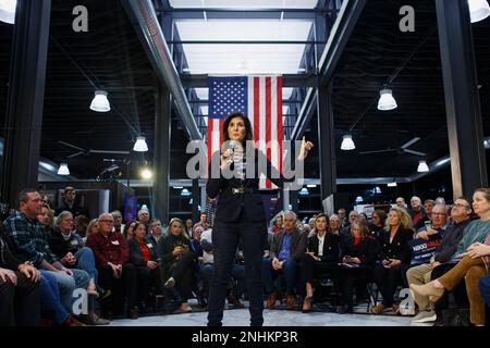 Urbandale, Usa. 20. Februar 2023. Nikki Haley, ehemalige UN-Botschafterin, spricht vor der Menge in ihrem Rathaus in Urbandale, nachdem sie ihre Kandidatur für das Amt des Präsidenten der Vereinigten Staaten angekündigt hatte. Kredit: SOPA Images Limited/Alamy Live News Stockfoto