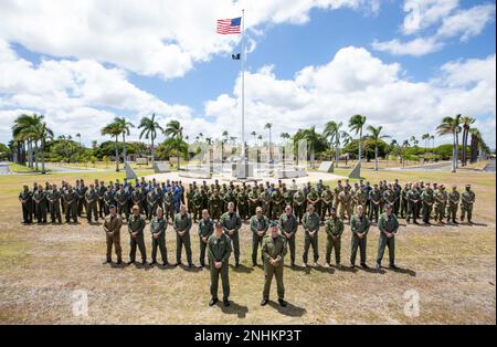 PEARL HARBOR (30. Juli 2022) Mitglieder des Nationaldienstes des Combined Force Air Component Command und Mitglieder des Combined Air Operations Center posieren für ein Gruppenfoto während der Rim of the Pacific (RIMPAC) 2022. Von Juni 29 bis August 4 nehmen an der RIMPAC 25.000 Nationen, 38 Schiffe, drei U-Boote, mehr als 170 Flugzeuge und Mitarbeiter auf und um die hawaiianischen Inseln und Südkalifornien Teil. RIMPAC ist die weltweit größte internationale Seefahrt-Übung und bietet eine einzigartige Ausbildungsmöglichkeit und fördert und pflegt gleichzeitig die kooperativen Beziehungen zwischen den Teilnehmern der cr Stockfoto