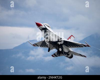 USA Air Force Major Kyle Oliver, gegensätzlicher Solo Pilot mit dem Air Force Air Demonstration Squadron „Thunderbirds“ der Vereinigten Staaten tritt während des arktischen Thunder Open House auf der Joint Base Elmendorf-Richardson, Alaska, am 30. Juli 2022 auf. Die Thunderbirds dienen als Amerikas wichtigstes Luftdemonstrationsgeschwader und sind mit der wichtigen Mission betraut, vergangene, gegenwärtige und künftige Flugzeuge zu rekrutieren, zu halten und zu inspirieren. Stockfoto