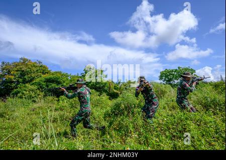 Tentara Nasional Indonesia Soldaten ziehen ein, um ein Gebäude zu sichern, um Garuda Shield 2022, Juli 30, im Nimitz Training Area, Guam, vorzubereiten. Garuda Shield, ein Teil von Operation Pathways und eine langjährige jährliche bilaterale Militärübung zwischen dem US-Militär und der indonesischen Nationalarmee, verstärkt die Verpflichtungen der USA gegenüber unseren Verbündeten, regionalen Partnern, die gemeinsame Bereitschaft und die Interoperabilität, gemeinsam zu kämpfen und zu gewinnen. SuperGarudaShield, Freeund OpenIndoPacific Stockfoto