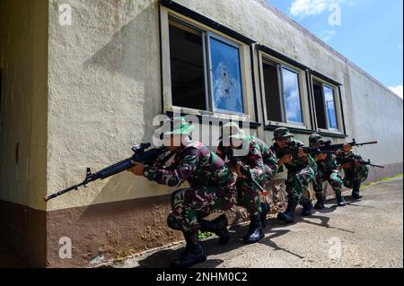 Tentara Nasional Indonesia Soldaten ziehen ein, um ein Gebäude zu sichern, um Garuda Shield 2022, Juli 30, im Nimitz Training Area, Guam, vorzubereiten. Die Vereinigten Staaten setzen sich weiterhin für die Republik Indonesien ein, fördern die Beziehungen zwischen dem Militär und dem Militär und fördern die Interoperabilität und Koordinierung mit der TNI, um die Sicherheit und Stabilität in der Region zu fördern. SuperGarudaShield, Freeund OpenIndoPacific Stockfoto