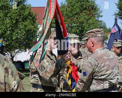 General Darrell G. Guthrie, kommandierender General, 88. Bereitschaftsabteilung, übergibt die Farben der Division an General Gregory Mosser, stellvertretender kommandierender General, USA Army Reserve Command, als Symbol der Befehlsaufgabe während der 88. Feier des Kommandowechsels der Readiness Division im Veterans Memorial Park, Fort McCoy, Wisconsin, Juli 30. 2022. Stockfoto