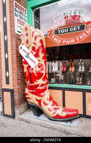 Übergroße Cowboy-Stiefel vor einem Geschäft auf der Promenade im Stadtzentrum von Nashville, Tennessee Stockfoto