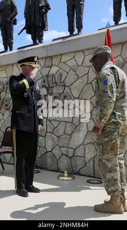 General Darrell J. Guthrie, ehemaliger kommandierender General, 88. Bereitschaftsabteilung, salutiert Oberst Gregory Betty, nachdem Guthries 2-Sterne-Flagge während Guthries Ruhestandsfeier im Veterans Memorial Park, Fort McCoy, Wisconsin, Juli 30 gefeiert wurde. 2022. Stockfoto