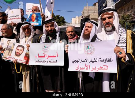 Gaza, Palästina. 31. März 2018. Die Palästinenser tragen Porträts von Gefangenen und Plakate, auf denen ihre Meinung während einer Demonstration zur Unterstützung palästinensischer Gefangener in israelischen Gefängnissen zum Ausdruck gebracht wird. (Kreditbild: © Yousef Masoud/SOPA Images via ZUMA Press Wire) NUR REDAKTIONELLE VERWENDUNG! Nicht für den kommerziellen GEBRAUCH! Stockfoto