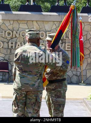 Major General Matthew V. Baker, rechts, ankommender Commander, übergibt die Farben der Einheit an Kommandoleiter Major Gregory O. Betty, ranghöchster Anführer, beide mit der 88. Readiness Division, im Rahmen der Zeremonie zum Kommandowechsel in Fort McCoy, Wisconsin, 30. Juli 2022. Baker übernahm das Kommando von Major General Darrell J. Guthrie, der nach 37 Jahren Dienst für die Nation in den Ruhestand gehen wird. Stockfoto