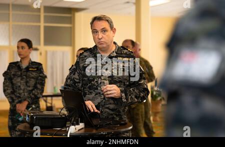 FORD ISLAND (30. Juli 2022) Royal Australian Navy LT. Michael O’Donnell (Centre) spricht während des Command Update Brief, der in der Navy Lodge in Hawaii Exercise Rim of the Pacific (RIMPAC) 2022 abgehalten wird, an Mitarbeiter des australischen National Command Elements. Von Juni 29 bis August 4 nehmen an der RIMPAC 25.000 Nationen, 38 Schiffe, drei U-Boote, mehr als 170 Flugzeuge und Mitarbeiter auf und um die hawaiianischen Inseln und Südkalifornien Teil. RIMPAC ist die weltweit größte internationale Seefahrt-Übung und bietet eine einzigartige Ausbildungsmöglichkeit bei gleichzeitiger Förderung und Aufrechterhaltung kooperativer Beziehungen Stockfoto