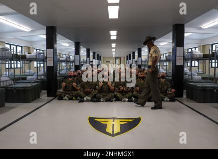 Rekruten der Fox Company, 2. Recruit Training Bataillon, treffen ihre Ausbilder an Bord des Marine Corps Recruit Depot Parris Island, S.C., 30. Juli 2022. Der Abholtag ist das erste Mal, dass Rekruten die Ausbilder treffen, die sie während der Rekrutierungstrainings begleiten werden, um sicherzustellen, dass sie von der Zivilbevölkerung zur US Marine übergehen. Stockfoto