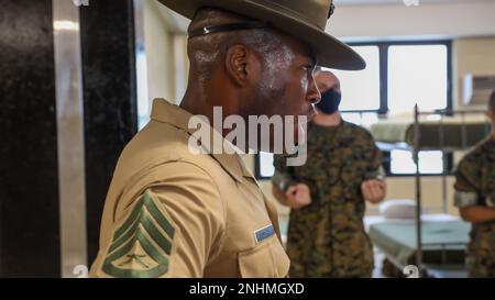 Rekruten der Fox Company, 2. Recruit Training Bataillon, treffen ihre Ausbilder an Bord des Marine Corps Recruit Depot Parris Island, S.C., 30. Juli 2022. Der Abholtag ist das erste Mal, dass Rekruten die Ausbilder treffen, die sie während der Rekrutierungstrainings begleiten werden, um sicherzustellen, dass sie von der Zivilbevölkerung zur US Marine übergehen. Stockfoto