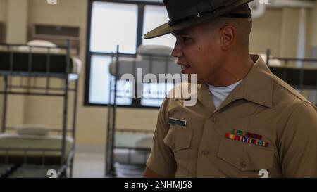 Rekruten der Fox Company, 2. Recruit Training Bataillon, treffen ihre Ausbilder an Bord des Marine Corps Recruit Depot Parris Island, S.C., 30. Juli 2022. Der Abholtag ist das erste Mal, dass Rekruten die Ausbilder treffen, die sie während der Rekrutierungstrainings begleiten werden, um sicherzustellen, dass sie von der Zivilbevölkerung zur US Marine übergehen. Stockfoto