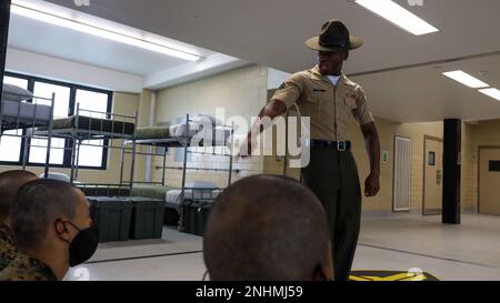 Rekruten der Fox Company, 2. Recruit Training Bataillon, treffen ihre Ausbilder an Bord des Marine Corps Recruit Depot Parris Island, S.C., 30. Juli 2022. Der Abholtag ist das erste Mal, dass Rekruten die Ausbilder treffen, die sie während der Rekrutierungstrainings begleiten werden, um sicherzustellen, dass sie von der Zivilbevölkerung zur US Marine übergehen. Stockfoto