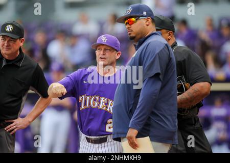 21. Februar 2023: LSU-Cheftrainer Jay Johnson geht mit Southern Head Coach Chris über die Grundregeln. Crenshaw während der NCAA-Baseball-Action zwischen den Southern Jaguars und den LSU Tigers im Alex Box Stadium, Skip Bertman Field in Baton Rouge, LA. Jonathan Mailhes/CSM Stockfoto