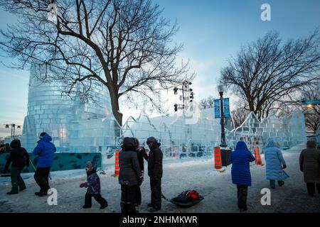 Fassade des Bonhomme Carnaval Ice Castle mit Leuten in der Schlange, um es während des Wintertages in Quebec City zu besuchen. Stockfoto