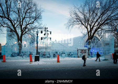 Fassade des Bonhomme Carnaval Ice Castle mit Leuten in der Schlange, um es während des Wintertages in Quebec City zu besuchen. Stockfoto