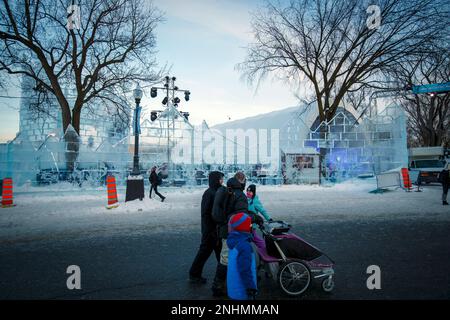 Fassade des Bonhomme Carnaval Ice Castle mit Leuten in der Schlange, um es während des Wintertages in Quebec City zu besuchen. Stockfoto