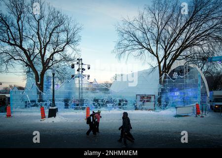 Fassade des Bonhomme Carnaval Ice Castle mit Leuten in der Schlange, um es während des Wintertages in Quebec City zu besuchen. Stockfoto