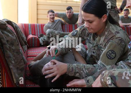 SPC. Brianna Massey, Kampfärztin vom 1. Bataillon, 163. Kavallerie-Regiment fügt ein Nasopharyngeales Atemwegsgerät in die SPC ein. Hannah McCabe, Kampfärztin vom 1. Bataillon, 163. Kavallerie-Regiment während eines praktischen medizinischen Trainingsteils einer Kampflebensretter-Klasse im Joint Training Center, Jordanien, 31. Juli 2022. Der Kurs ging über den taktischen Prozess der Feldpflege, bei dem Soldaten beigebracht werden, wie man eine Vielzahl von verschiedenen Verletzungen und Wunden in einer Feldumgebung richtig behandelt. Stockfoto