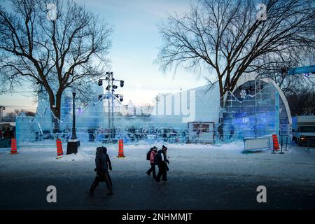 Fassade des Bonhomme Carnaval Ice Castle mit Leuten in der Schlange, um es während des Wintertages in Quebec City zu besuchen. Stockfoto