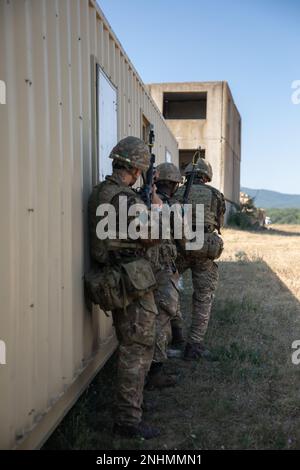 Britische Soldaten, der Charlie Company zugeteilt, 1. Bataillon, 1. Royal Irish Regiment, 16. Air Assault Brigade Combat Team, bereiten Sie sich auf die Räumung und Sicherung eines Raumes vor, auf der Suche nach einem fiktiven Ziel während eines Kampftrainings aus nächster Nähe während der Übung Platinum Lion 2022 im Novo Selo Training Area, 30. Juli 2022. Exercise Platinum Lion ist eine Veranstaltung auf Bataillonsebene, die eine hochwertige, organisierte und realistische Ausbildung für bestimmte Militäreinheiten aus den Vereinigten Staaten, Großbritannien und Bulgarien bietet. Die Übung stärkt die Beziehungen in einer kombinierten Trainingsumgebung und baut ein Understa auf Stockfoto