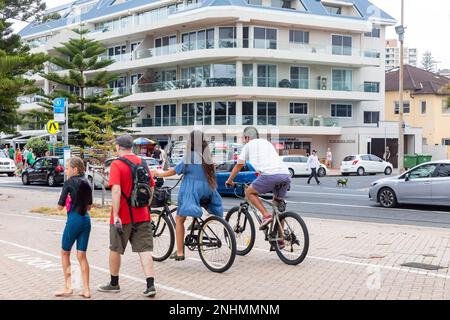 Manly Beach Australien, Mann und Frau, Radfahren entlang der Promenade, gemeinsame Fußgängerwege, Sydney, Australien Lebensstil Stockfoto