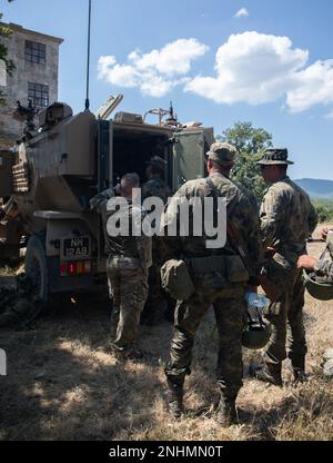 Britische Soldaten, die dem 16. Kampfteam der Luftangriffe-Brigade zugeteilt sind, stellen ihr Einsatzfahrzeug Ocelot ‚Foxhound‘ für bulgarische Soldaten aus, die 2. mechanisierten Brigaden zugeteilt wurden, und andere, die an der multinationalen Fahrzeugstandanzeige auf der Exercise Platinum Lion 2022, Novo Selo Trainingsbereich, 30. Juli 2022, teilnehmen. Exercise Platinum Lion ist eine Veranstaltung auf Bataillonsebene, die eine hochwertige, organisierte und realistische Ausbildung für bestimmte Militäreinheiten aus den Vereinigten Staaten, Großbritannien und Bulgarien bietet. Die Übung stärkt die Beziehungen in einer kombinierten Trainingsumgebung, baut auf Stockfoto