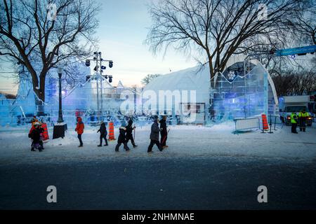 Fassade des Bonhomme Carnaval Ice Castle mit Leuten in der Schlange, um es während des Wintertages in Quebec City zu besuchen. Stockfoto