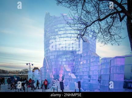 Fassade des Bonhomme Carnaval Ice Castle mit Leuten in der Schlange, um es während des Wintertages in Quebec City zu besuchen. Stockfoto