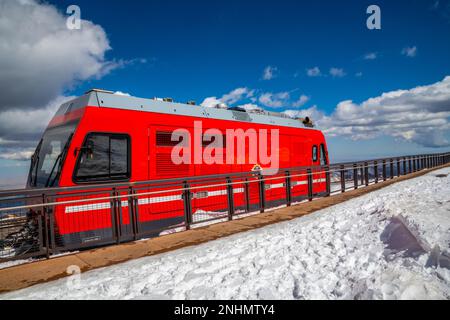 Colorado Springs, CO, USA - 5. Dezember 2022: Broadmoor Manitou und Pikes Peak Cog Railway Stockfoto