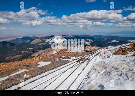 Colorado Springs, CO, USA - 5. Dezember 2022: Broadmoor Manitou und Pikes Peak Cog Railway Stockfoto