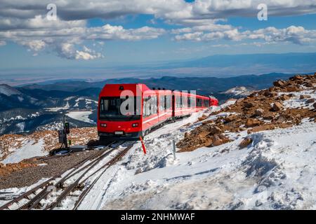 Colorado Springs, CO, USA - 5. Dezember 2022: Broadmoor Manitou und Pikes Peak Cog Railway Stockfoto