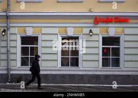 Moskau, Russland. 21. Februar 2023. Ein Mann geht an einem der Büros der Alfa Bank in Moskau vorbei. Medienberichten zufolge werden Alfa Bank und Tinkoff Bank in das jüngste Sanktionspaket der EU aufgenommen. Kredit: SOPA Images Limited/Alamy Live News Stockfoto