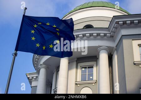 Moskau, Russland. 21. Februar 2023. Die EU-Flagge ist neben dem Gebäude zu sehen, das von der Delegation der Europäischen Union in Russland besetzt wird. Die EU bereitet Berichten zufolge die Einführung neuer Sanktionen gegen Russland vor, die im Februar 23, ein Jahr nach Beginn des Krieges in der Ukraine, beginnen sollen. Kredit: SOPA Images Limited/Alamy Live News Stockfoto