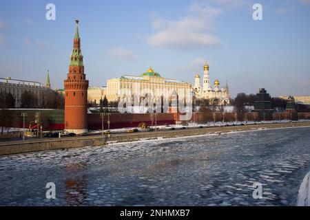 Moskau, Russland. 21. Februar 2023. Der Kreml blickt auf den Moskauer Fluss. Der russische Präsident Wladimir Putin wandte sich an die Bundesversammlung des Landes, um seine Haltung zum Militärkampf des Landes in der Ukraine zu bekräftigen. Kredit: SOPA Images Limited/Alamy Live News Stockfoto