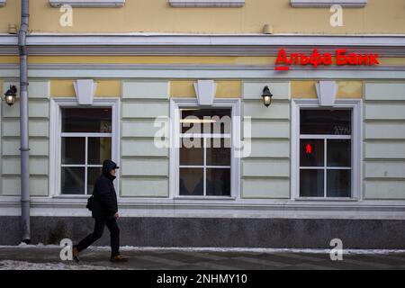 Moskau, Russland. 21. Februar 2023. Ein Mann geht an einem der Büros der Alfa Bank in Moskau vorbei. Medienberichten zufolge werden Alfa Bank und Tinkoff Bank in das jüngste Sanktionspaket der EU aufgenommen. (Foto: Vlad Karkov/SOPA Images/Sipa USA) Guthaben: SIPA USA/Alamy Live News Stockfoto