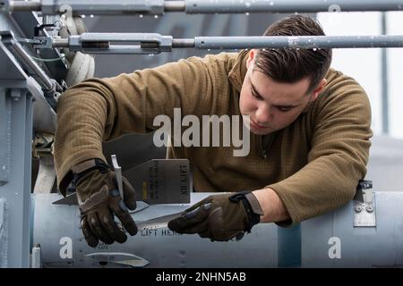 USA Air Force Senior Airman Brandon Marshall, ein Mitglied der Waffenladungscrew, die der 90. Aircraft Maintenance Unit zugewiesen ist, nimmt am 31. Juli 2022 an einem Waffenladungswettbewerb während des Offenen Hauses der arktischen Thunder auf der Joint Base Elmendorf-Richardson, Alaska, Teil. Diese alle zwei Jahre stattfindende Veranstaltung von JBER ist eine der größten im Bundesstaat und eine der besten Luftdemonstrationen der Welt. An der Veranstaltung sind mehrere Schauspieler beteiligt, darunter das JBER Joint Forces Demonstration Team, USA Air Force F-22 Raptor Demonstrationsteam, Pacific Air Forces C-17 Demonstrationsteam und USA Air Force Thunderbirds Stockfoto