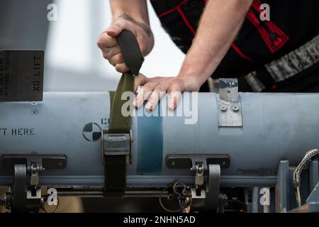 USA Air Force Tech. Sgt. Luke Markle, ein Waffenladungsbesatzungsmitglied der 90. Aircraft Maintenance Unit, nimmt am 31. Juli 2022 am Arctic Thunder Open House auf der Joint Base Elmendorf-Richardson, Alaska, an einem Waffenladungswettbewerb Teil. Diese alle zwei Jahre stattfindende Veranstaltung von JBER ist eine der größten im Bundesstaat und eine der besten Luftdemonstrationen der Welt. An der Veranstaltung sind mehrere Schauspieler beteiligt, darunter das JBER Joint Forces Demonstration Team, USA Air Force F-22 Raptor Demonstrationsteam, Pacific Air Forces C-17 Demonstrationsteam und USA Air Force Thunderbirds Dämonstr Stockfoto