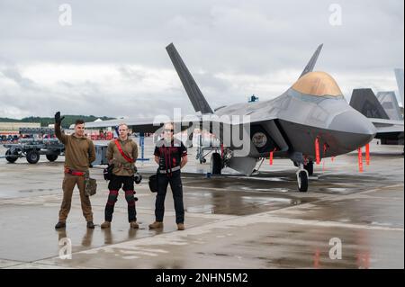 US Air Force Tech. Sgt Luke Markle und die Senior Airmen Kyle Alexander und Brandon Marshall, die Mitglieder der Waffenlastcrew der 90. Aircraft Maintenance Unit sind, treten während der Arctic Thunder Open House auf der Joint Base Elmendorf-Richardson, Alaska, am 31. Juli 2022 an einem Waffenlastwettbewerb an. Diese alle zwei Jahre stattfindende Veranstaltung von JBER ist eine der größten im Bundesstaat und eine der weltweit führenden Luftdemonstrationen. Die Veranstaltung umfasst mehrere Darsteller, darunter das JBER Joint Forces Demonstration Team, das F-22 Raptor Demonstration Team der US Air Force, Pacific Air Forces C-17 Demonstr Stockfoto