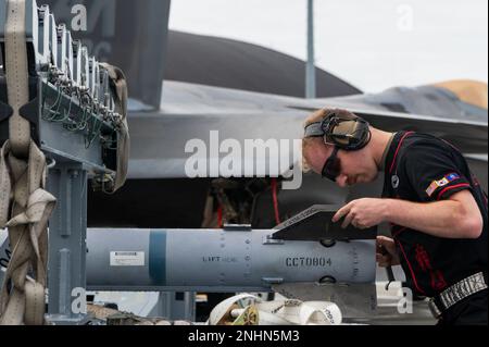 USA Air Force Tech. Sgt. Luke Markle, ein Waffenladungsbesatzungsmitglied der 90. Aircraft Maintenance Unit, nimmt am 31. Juli 2022 am Arctic Thunder Open House auf der Joint Base Elmendorf-Richardson, Alaska, an einem Waffenladungswettbewerb Teil. Diese alle zwei Jahre stattfindende Veranstaltung von JBER ist eine der größten im Bundesstaat und eine der besten Luftdemonstrationen der Welt. An der Veranstaltung sind mehrere Schauspieler beteiligt, darunter das JBER Joint Forces Demonstration Team, USA Air Force F-22 Raptor Demonstrationsteam, Pacific Air Forces C-17 Demonstrationsteam und USA Air Force Thunderbirds Dämonstr Stockfoto