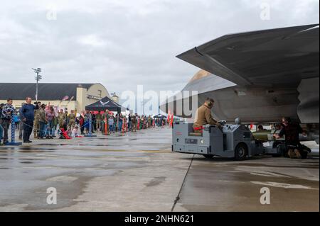 US Air Force Tech. Sgt Luke Markle und die Senior Airmen Kyle Alexander und Brandon Marshall, die Mitglieder der Waffenlastcrew der 90. Aircraft Maintenance Unit sind, treten während der Arctic Thunder Open House auf der Joint Base Elmendorf-Richardson, Alaska, am 31. Juli 2022 an einem Waffenlastwettbewerb an. Diese alle zwei Jahre stattfindende Veranstaltung von JBER ist eine der größten im Bundesstaat und eine der weltweit führenden Luftdemonstrationen. Die Veranstaltung umfasst mehrere Darsteller, darunter das JBER Joint Forces Demonstration Team, das F-22 Raptor Demonstration Team der US Air Force, Pacific Air Forces C-17 Demonstr Stockfoto