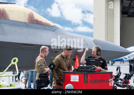 US Air Force Tech. Sgt Luke Markle und die Senior Airmen Kyle Alexander und Brandon Marshall, die Mitglieder der Waffenlastcrew der 90. Aircraft Maintenance Unit sind, treten während der Arctic Thunder Open House auf der Joint Base Elmendorf-Richardson, Alaska, am 31. Juli 2022 an einem Waffenlastwettbewerb an. Diese alle zwei Jahre stattfindende Veranstaltung von JBER ist eine der größten im Bundesstaat und eine der weltweit führenden Luftdemonstrationen. Die Veranstaltung umfasst mehrere Darsteller, darunter das JBER Joint Forces Demonstration Team, das F-22 Raptor Demonstration Team der US Air Force, Pacific Air Forces C-17 Demonstr Stockfoto